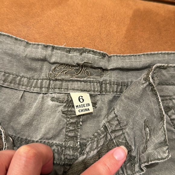 Dark grey greenish Y2K capris - Picture 2 of 3